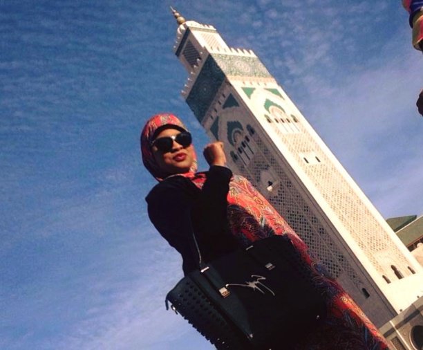 Dolce Monteiro: Voilée et sublime devant la mosquée Hassan II